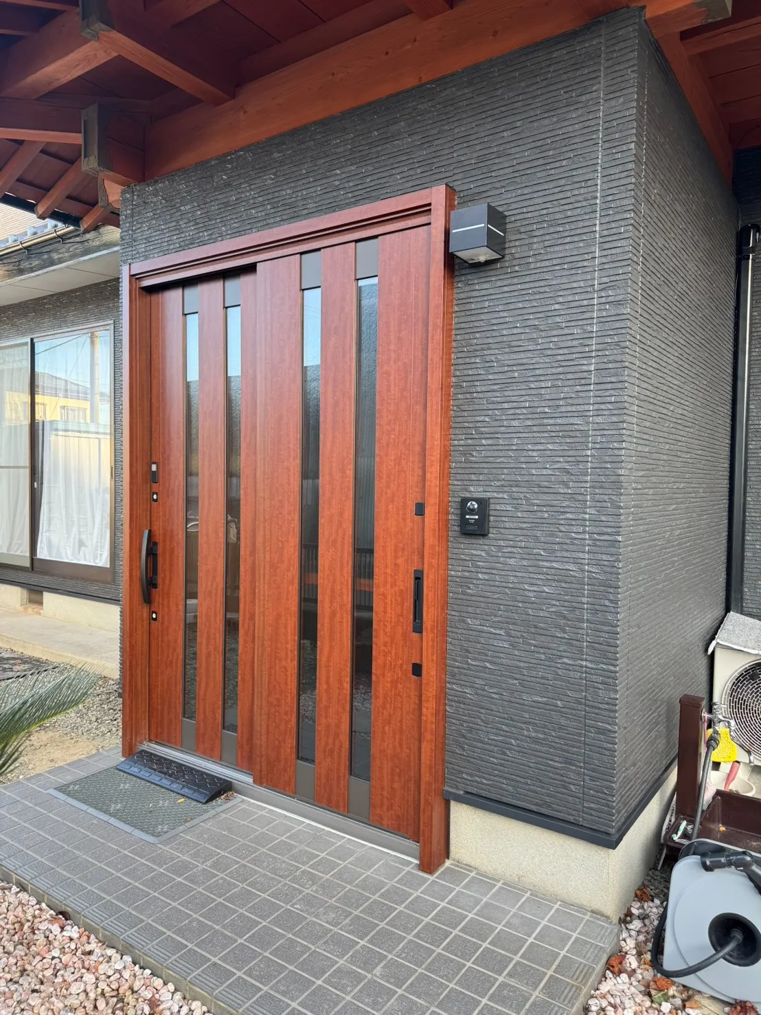 A様邸/外壁改修(張替え)と玄関リフォーム(引き戸)
